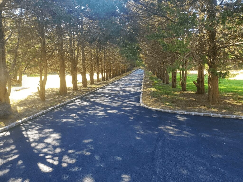 Driveway with Cobblestone Edges Long Island